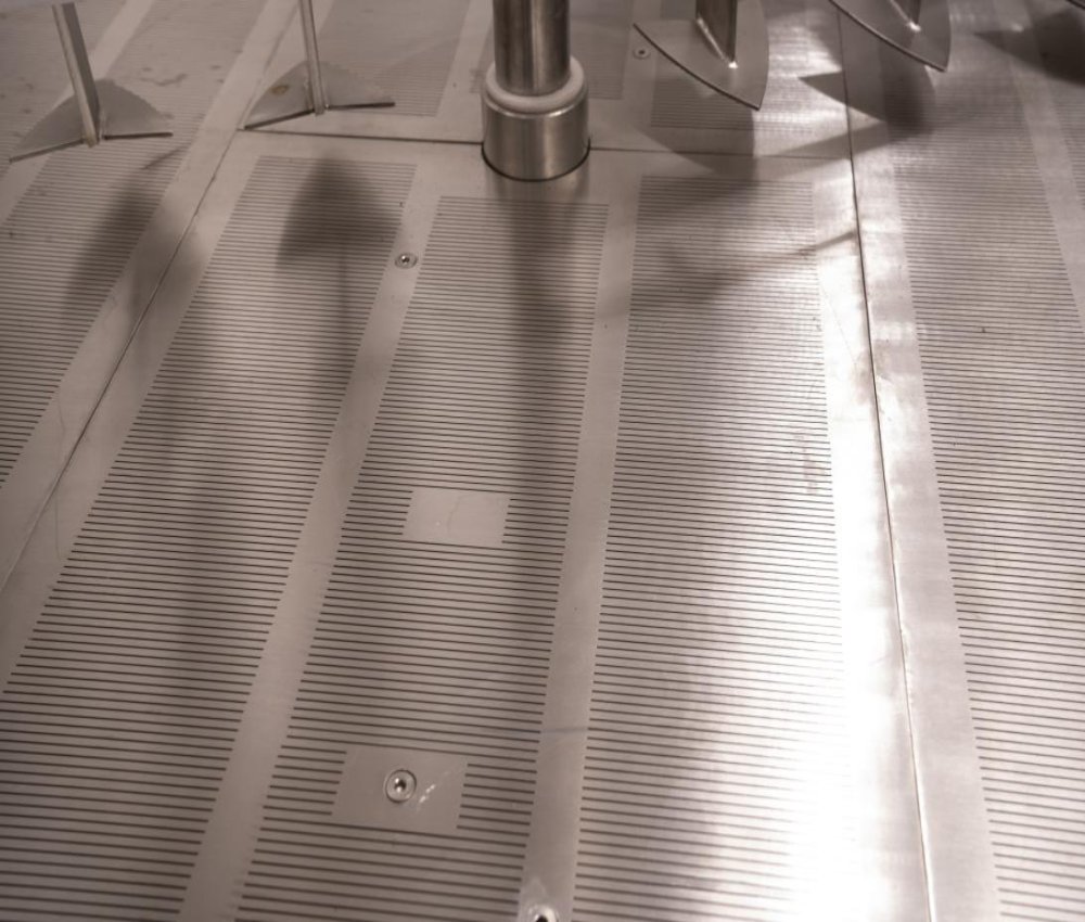 啤酒設備過濾罐內(nèi)的濾板被耕刀刮起是怎么回事？