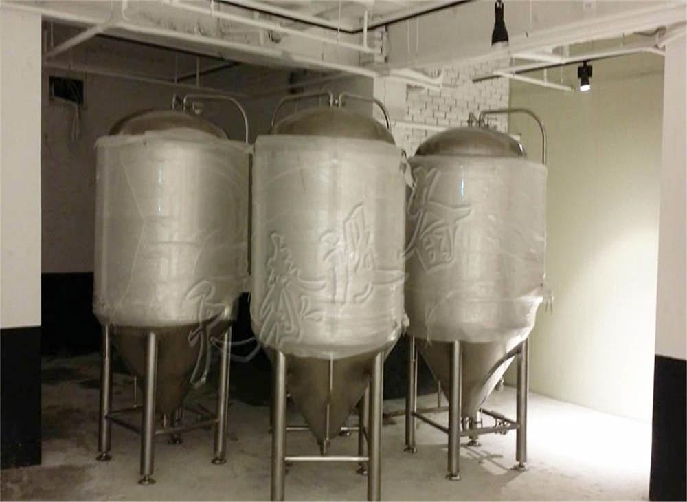 啤酒設(shè)備廠分享精釀啤酒洗瓶機(jī)的種類(lèi)